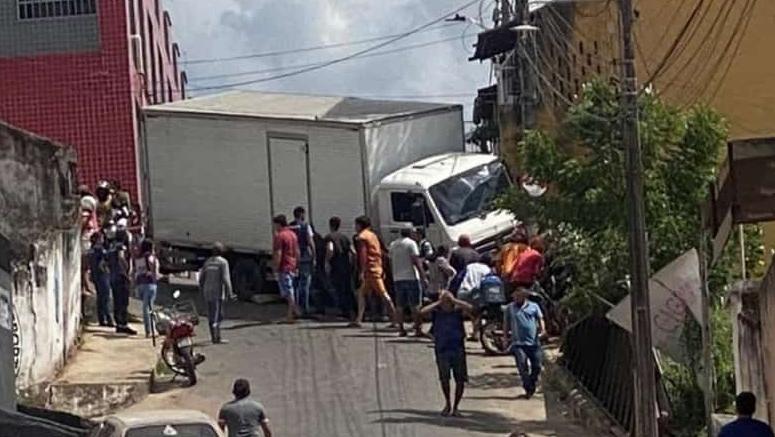 Foto do local do acidente onde um caminhão atropelou mãe, pai e filho em Baturité, no Ceará
