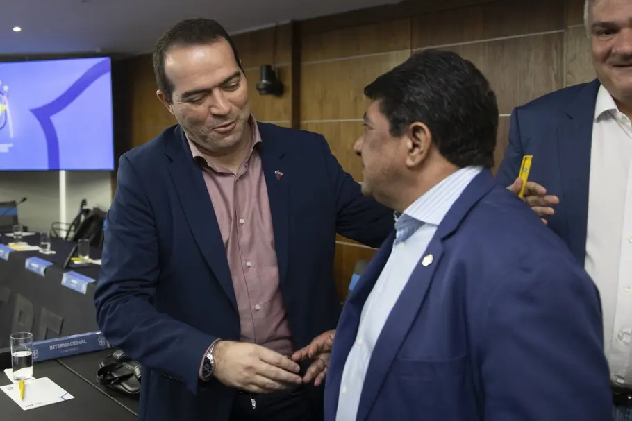 Imagem mostra dois homens