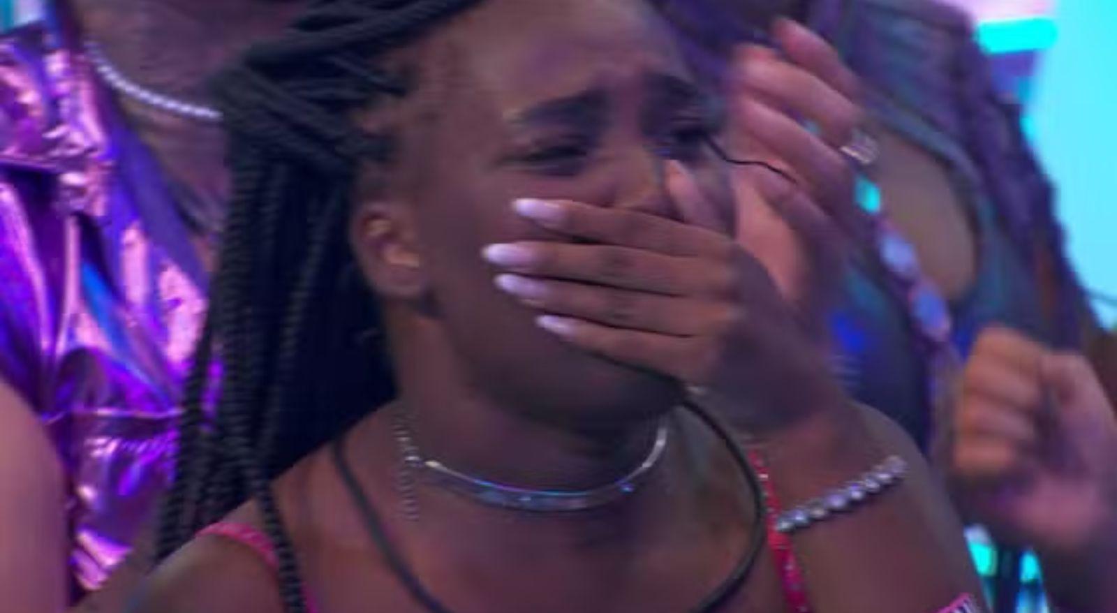 Leidy Elin chorando durante primeira festa do BBB 24, em 10 de janeiro de 2024. Pagode, choro, dança e flerte: Saiba o que rolou na primeira festa do BBB 24