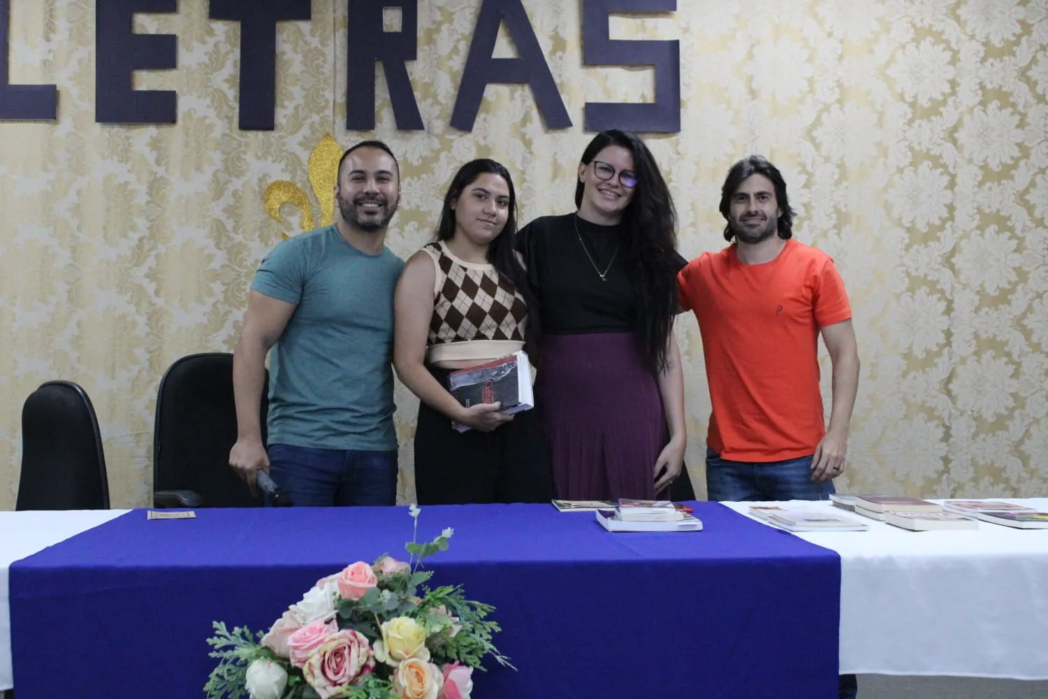 Estudantes criaram campanhas contra a demissão da professora