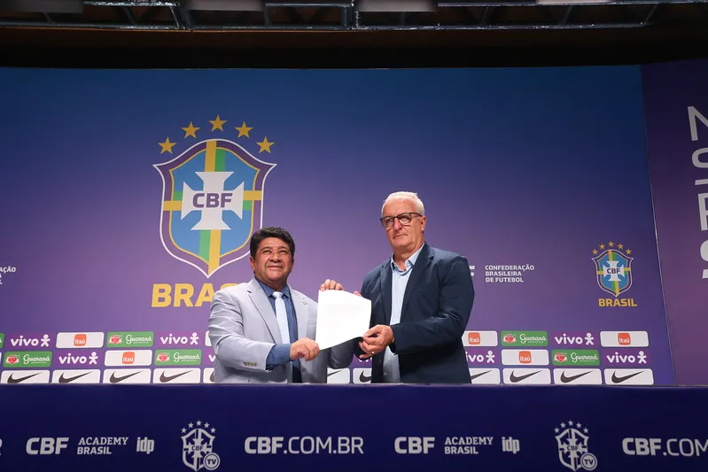 Dorival Júnior ao lado do presidente da CBF, Ednaldo Rodrigues.