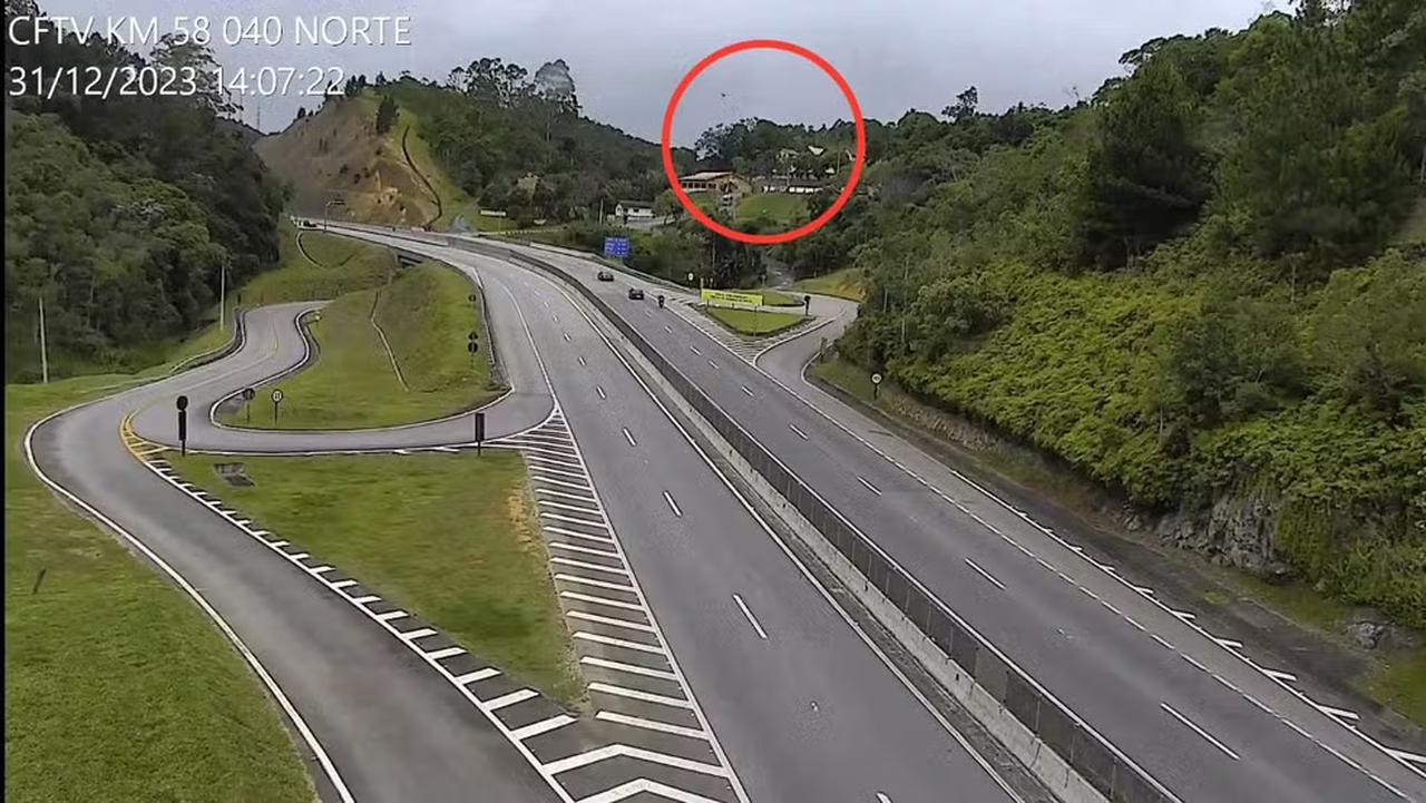 Captura de tela de vídeo de câmera de segurança que mostra possível imagem de helicóptero desaparecido