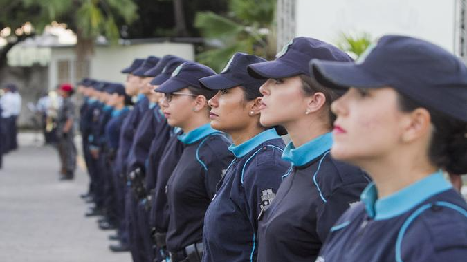 Imagem mostra fileira de agentes femininas da Polícia Militar do Ceará