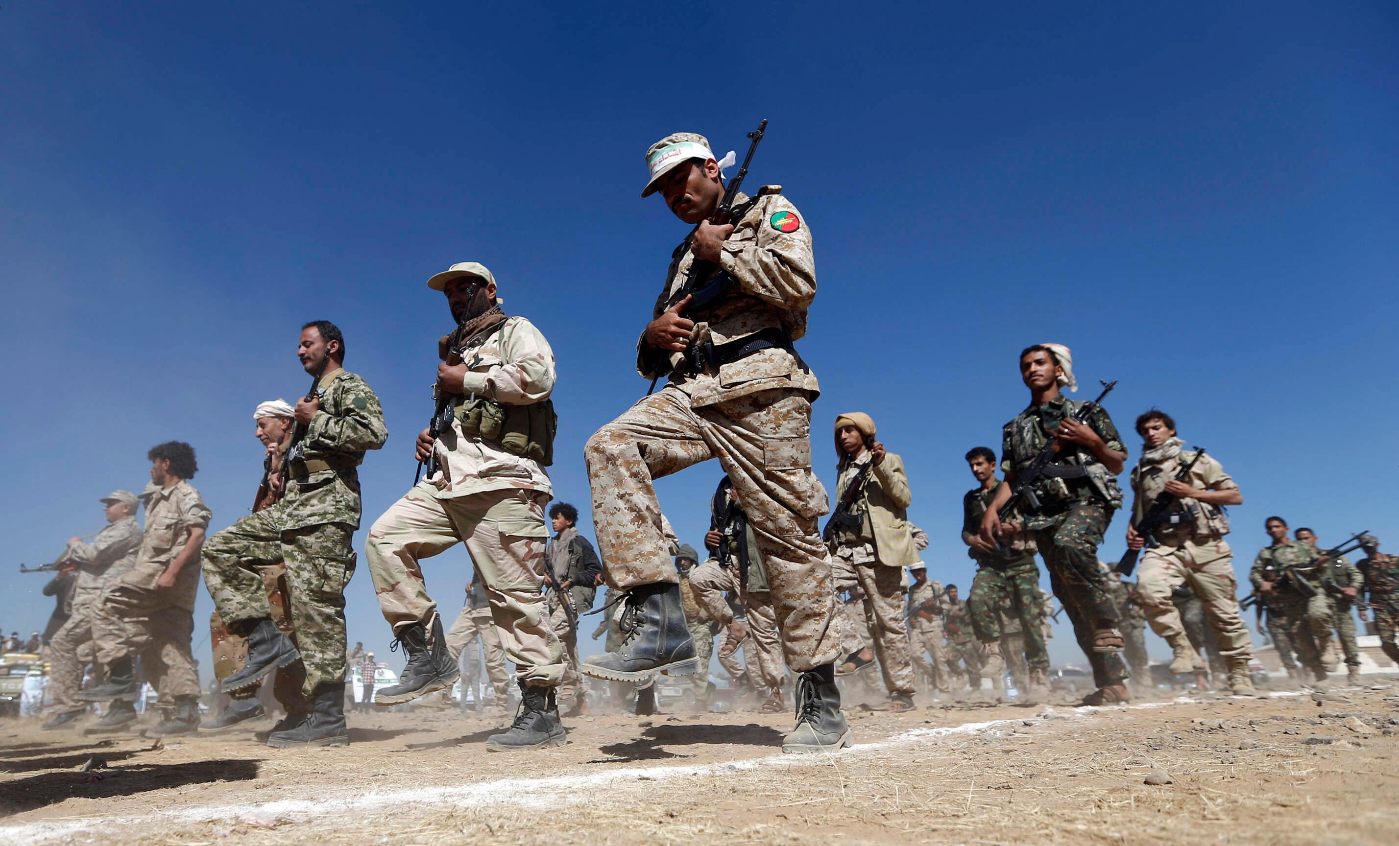 Combatentes houthis recém-recrutados em mobilização para combater as forças pró-governo em várias cidades iemenitas
