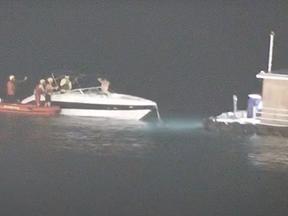 Captura de tela de vídeo que mostra suspeito de receptação sendo capturado em embarcação no mar de Fortaleza