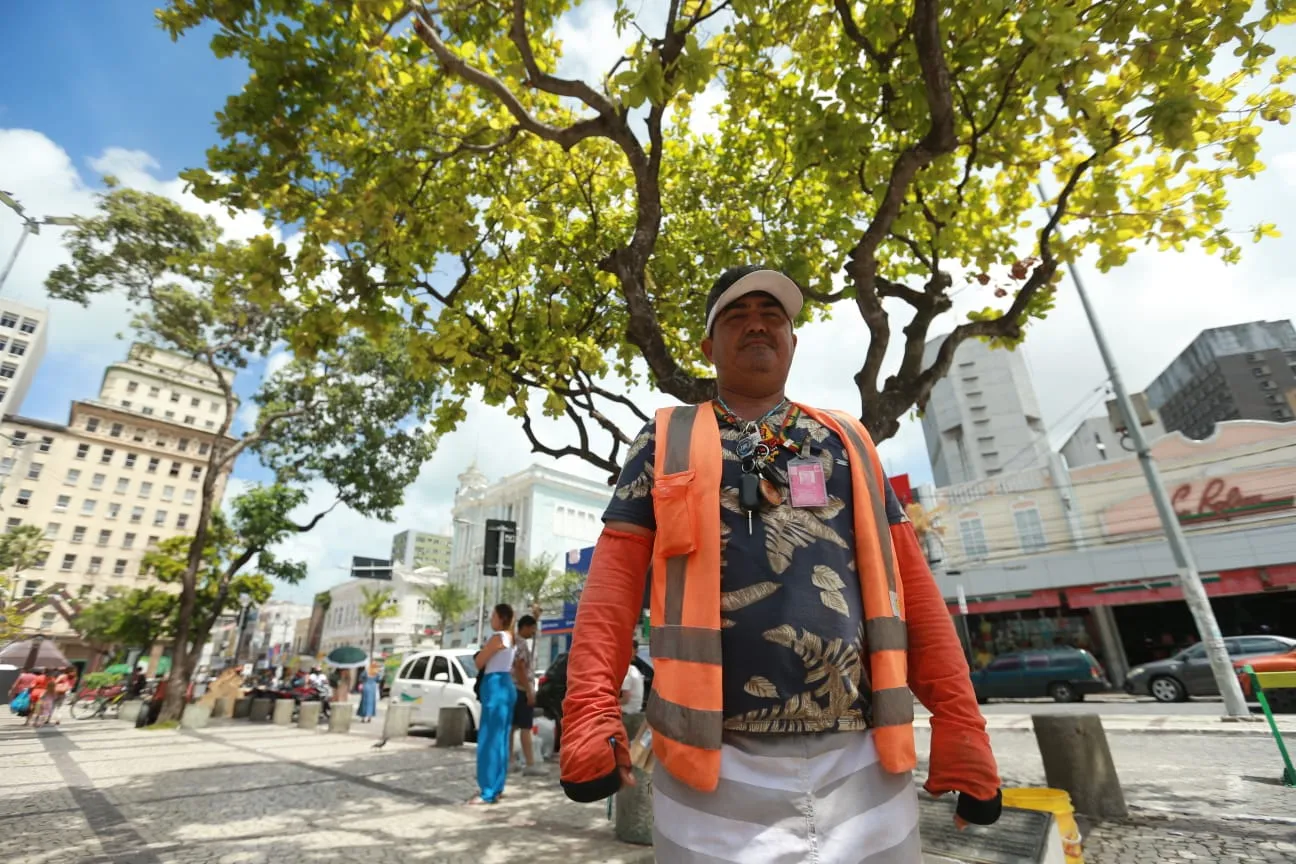 Francisco se considera o guardião do cajueiro da mentira