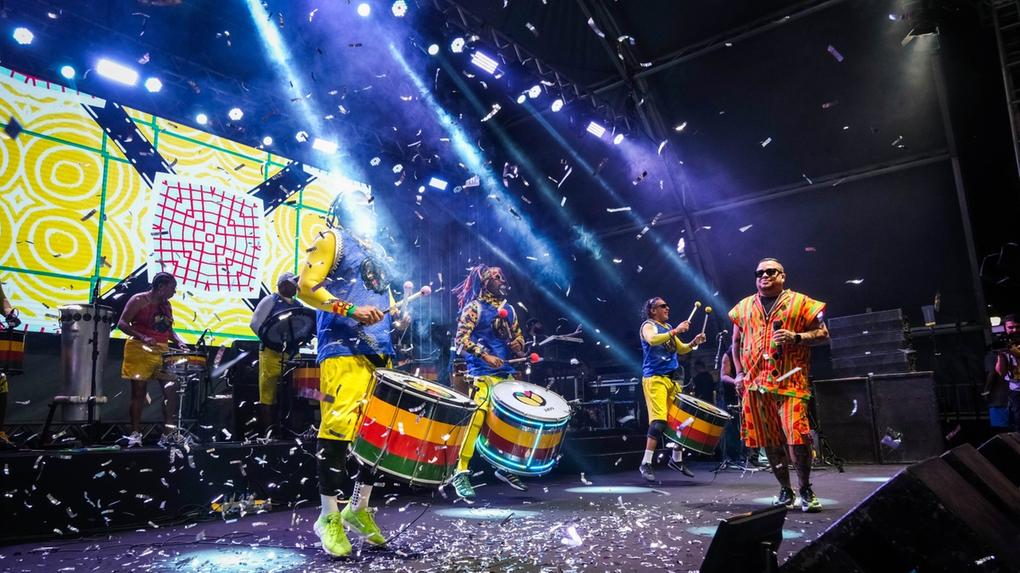 Grupo baiano Olodum se apresentou na primeira noite do Pré-Carnaval de Fortaleza, na Praça do Ferreira