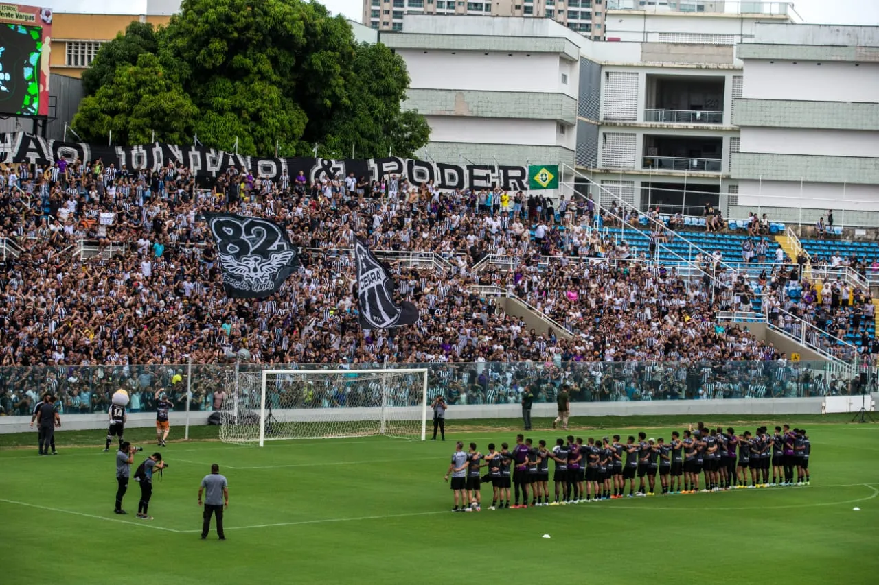 Elenco do Ceará cumprimenta a torcida alvinegra.