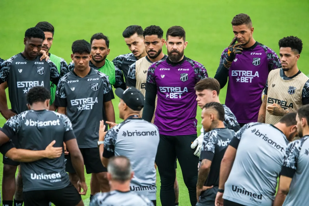 Jogadores durante o treino do Ceará.