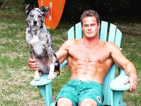 Retrato de Alec Musser sentado em uma cadeira com um cachorro perto