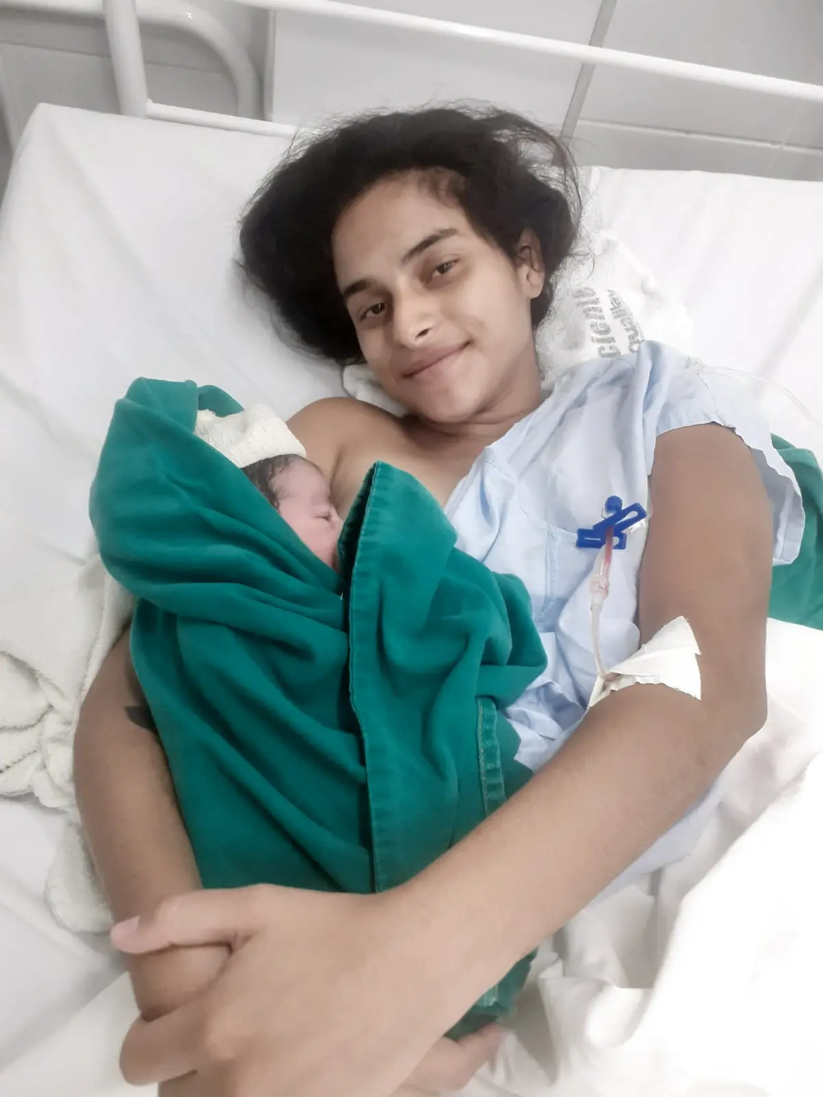 Imagem mostra Amanda Sarah ao lado do filho, recém-nascido, Noah Enzo, logo após o parto em 28 de dezembro de 2023. Mãe surda tem parto cesárea acompanhado por intérprete de libras em São Gonçalo do Amarante