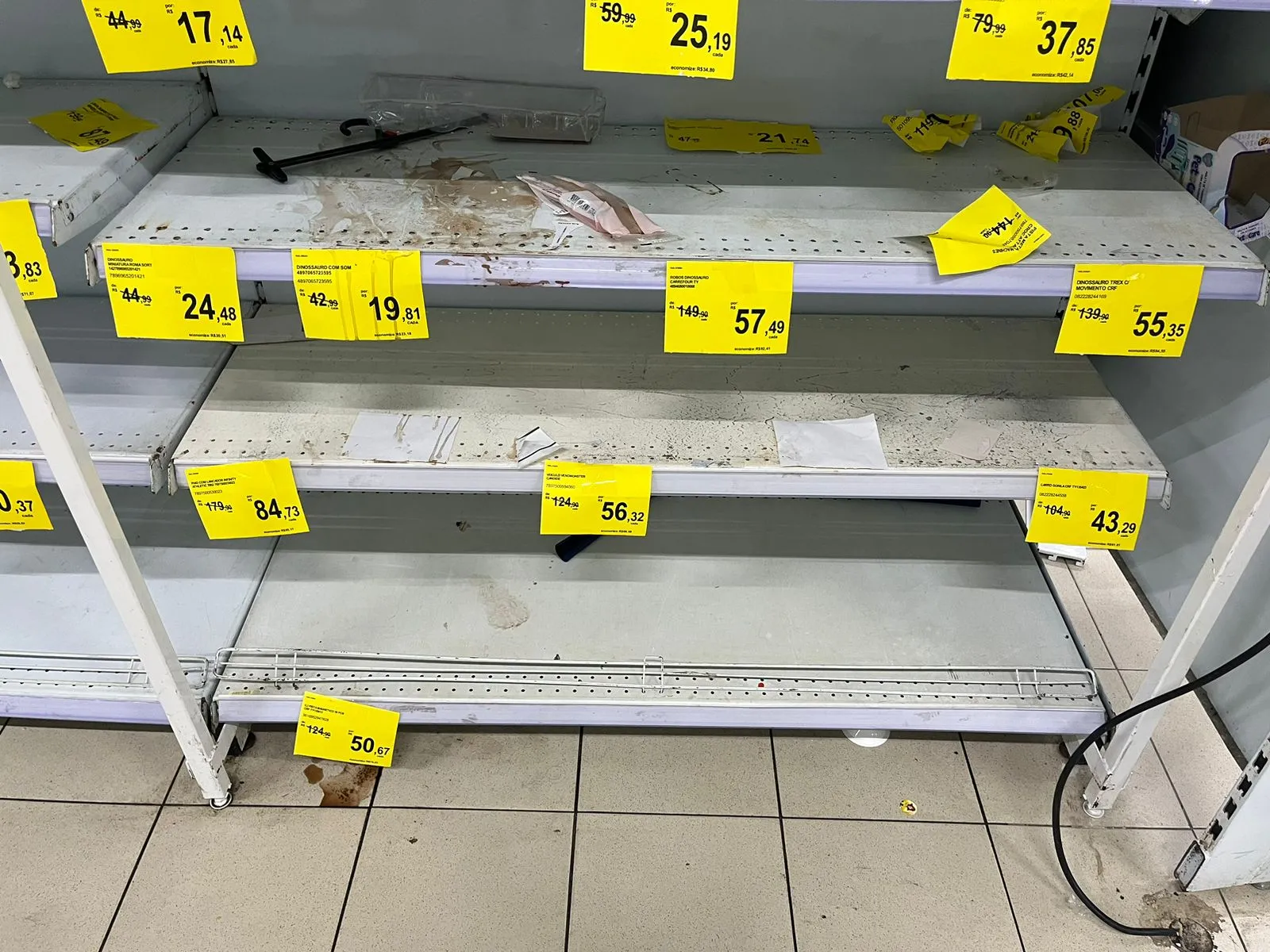 Prateleiras esvaziadas no Carrefour da Bezerra de Menezes; descontos podem passar dos 70%