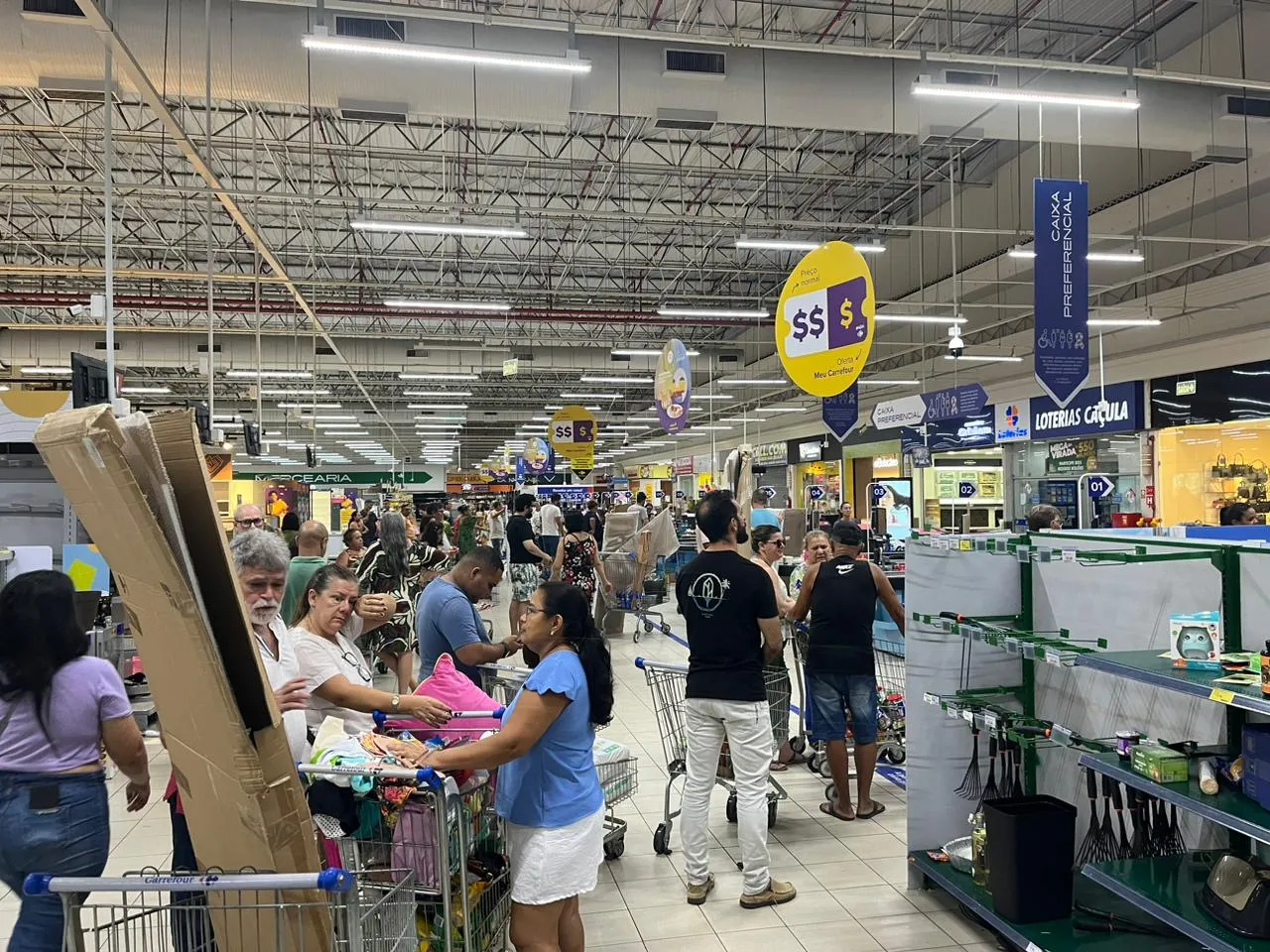 Consumidores lotam carrinhos com últimos produtos no Carrefour da Avenida Bezera de Menezes