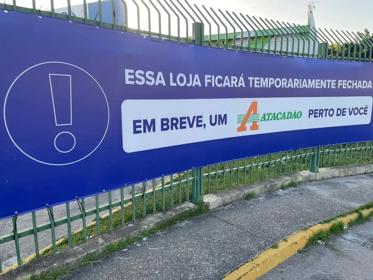Banner no Carrefour Maraponga indica que hipermercado será convertido em Atacadão