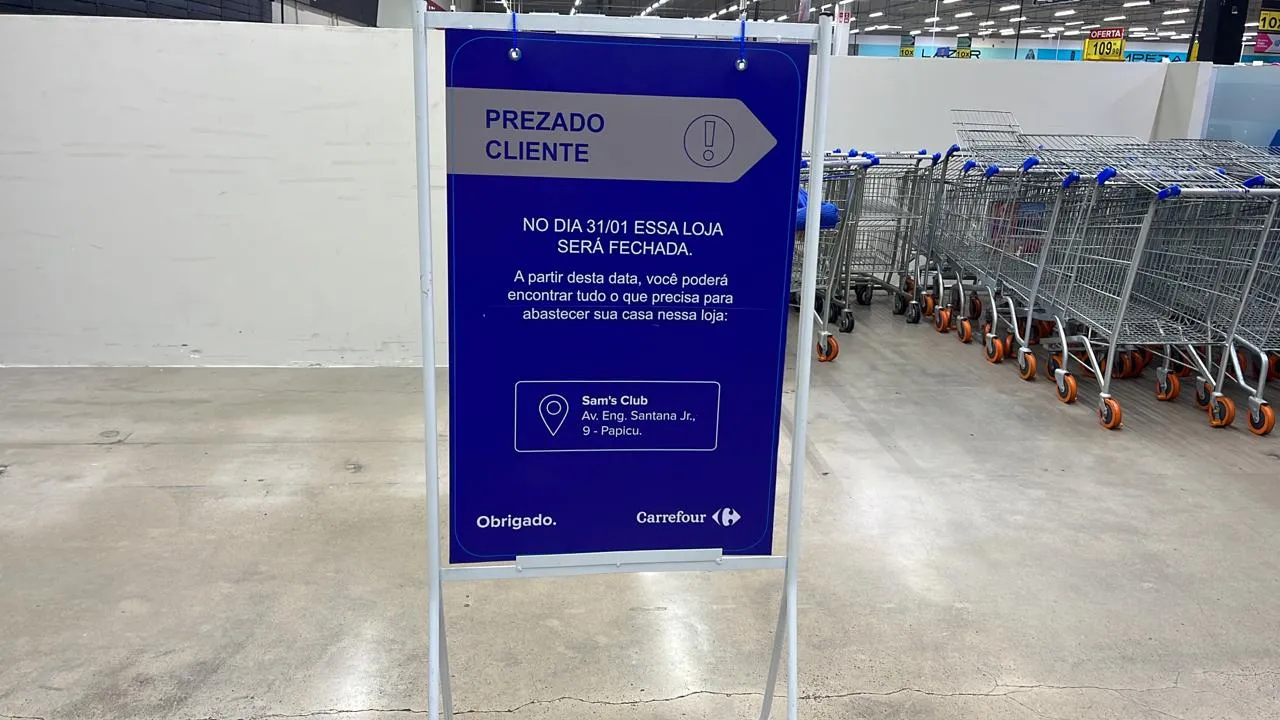 Aviso na entrada do Carrefour Washington Soares; loja deve ser convertida em Sam's Club
