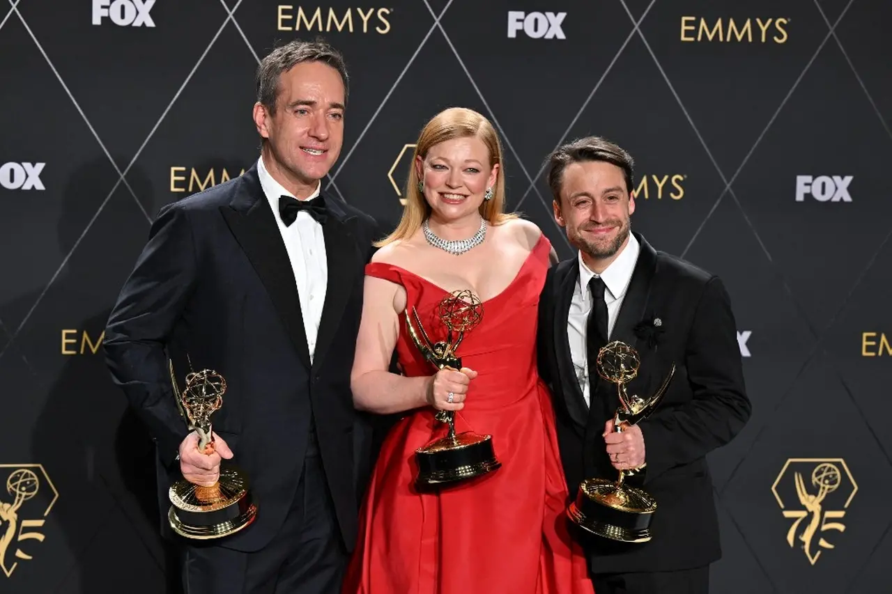 O ator britânico Matthew Macfadyen, vencedor de Melhor Ator Coadjuvante em Série Dramática, a atriz australiana Sarah Snook, vencedora de Melhor Atriz em Série Dramática e o ator norte-americano Kieran Culkin, vencedor de Melhor Ator em Série Dramática por 