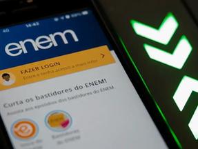 Imagem mostra celular com home do aplicativo Enem aberta. Resultado do Enem 2023: veja como consultar sua nota e para quê ela pode ser usada
