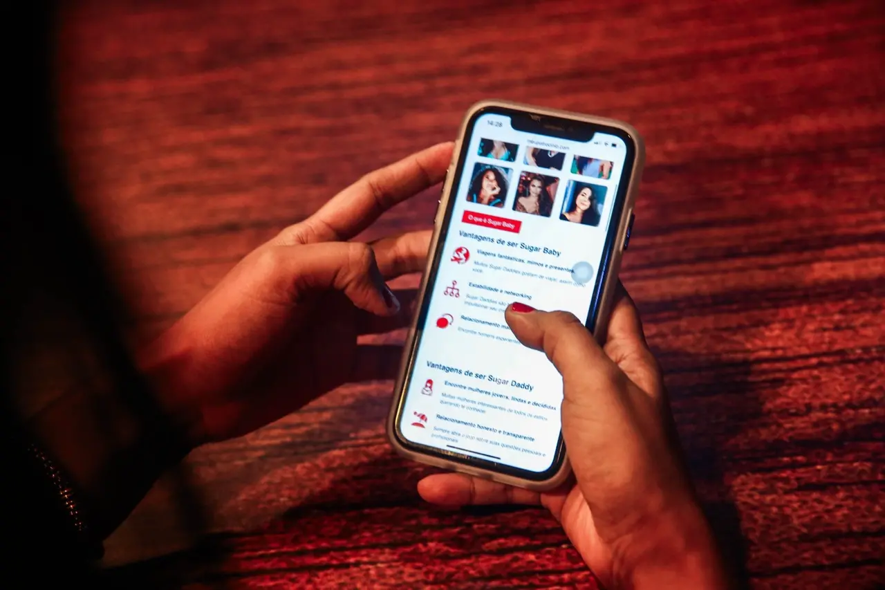 Foto de pessoa utilizando o celular acessando o site do 'Meu Patrocínio'