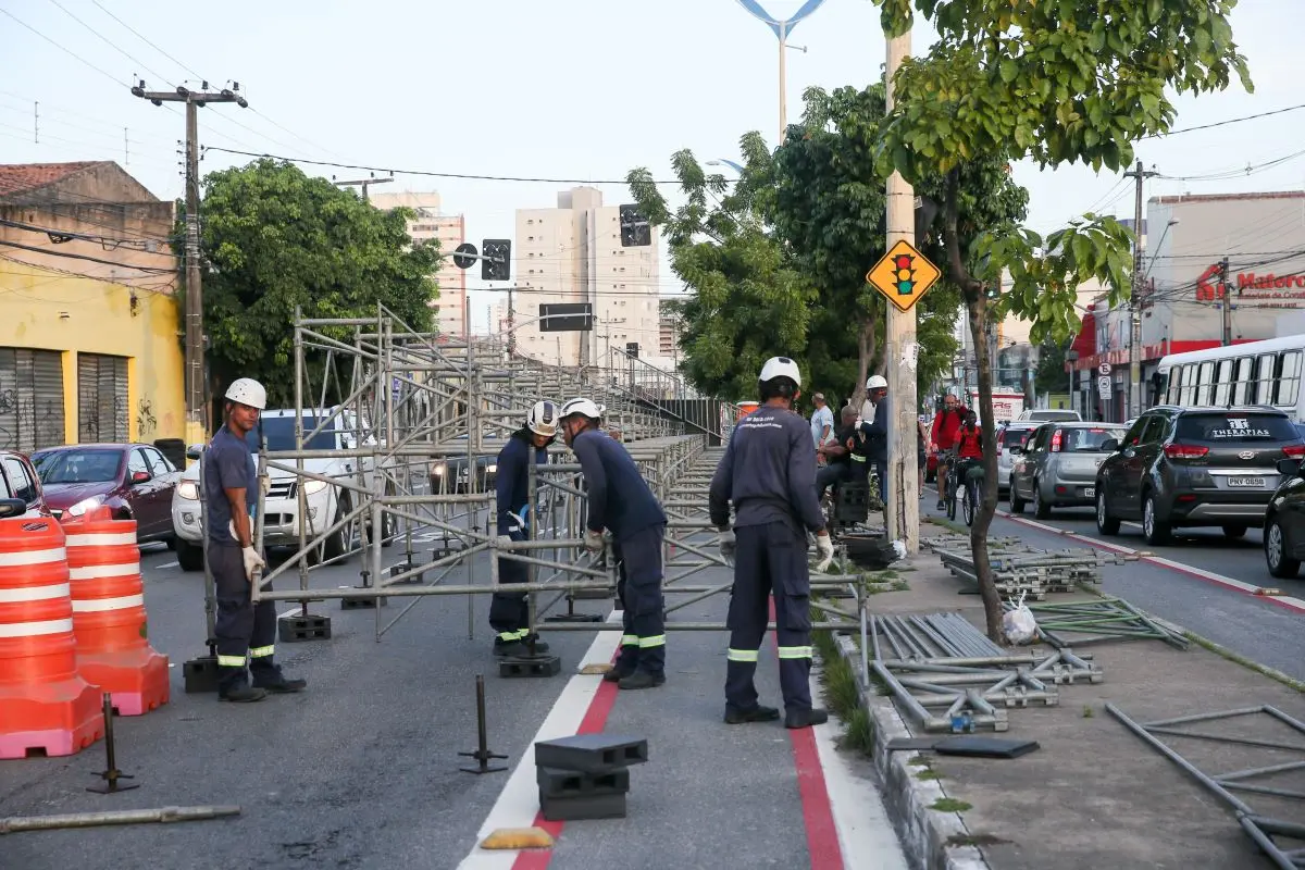 montagem das arquibancadas na avenida domingos olímpio