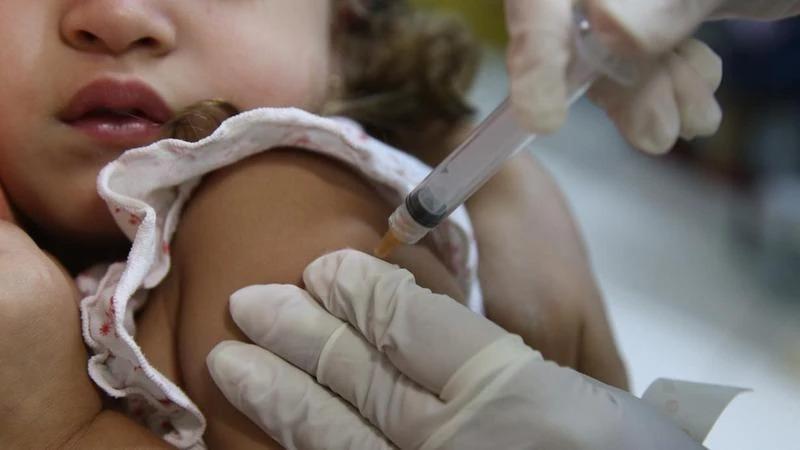 Criança recebendo vacina contra a Covid-19