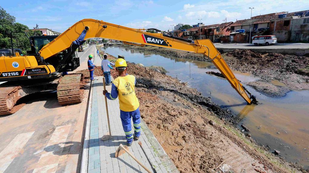 Equipes do Governo do Estado trabalham na desobstrução do Canal Caboclo, em Duque de Caxias, na Baixada Fluminense
