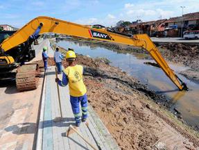 Equipes do Governo do Estado trabalham na desobstrução do Canal Caboclo, em Duque de Caxias, na Baixada Fluminense