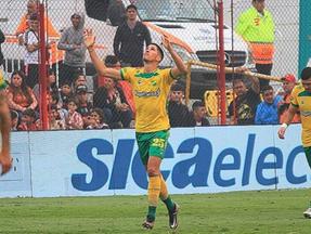 Tomás Cardona com as mãos levantadas comemorando gol