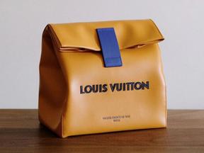 Modelo bolsa sanduíche Louis Vuitton