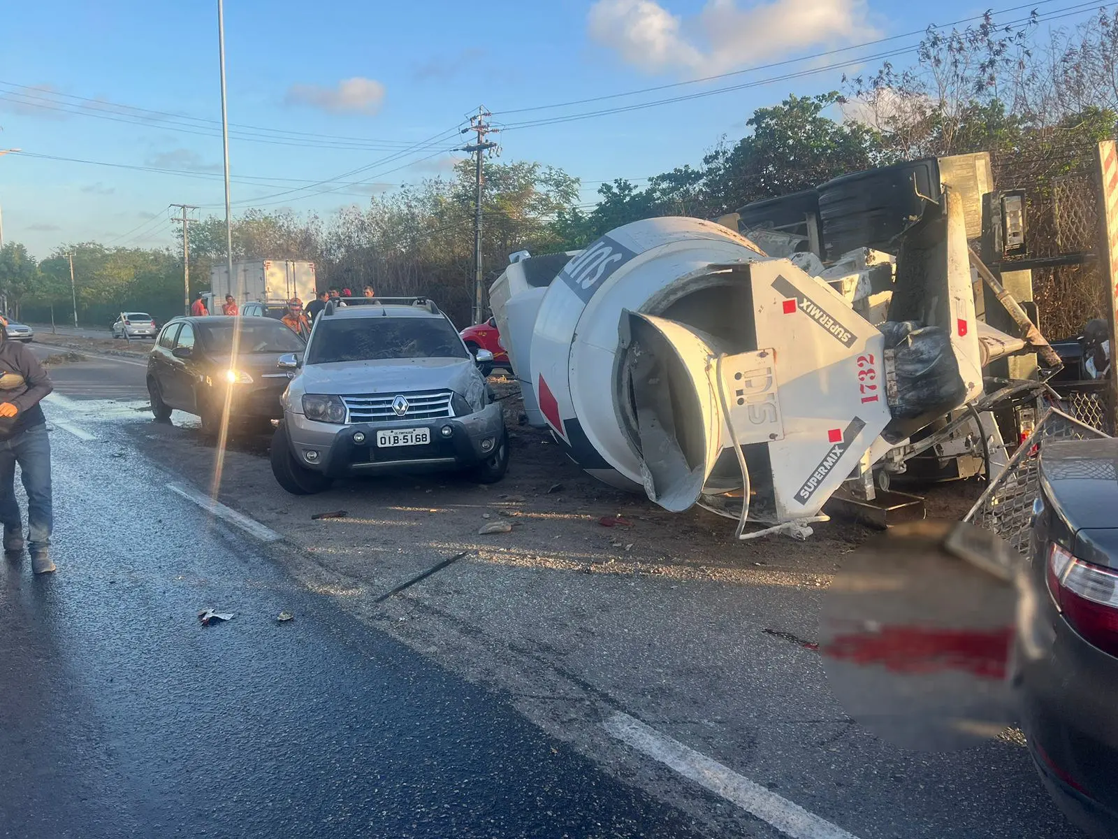 Acidente com caminhão, bicicleta e carros