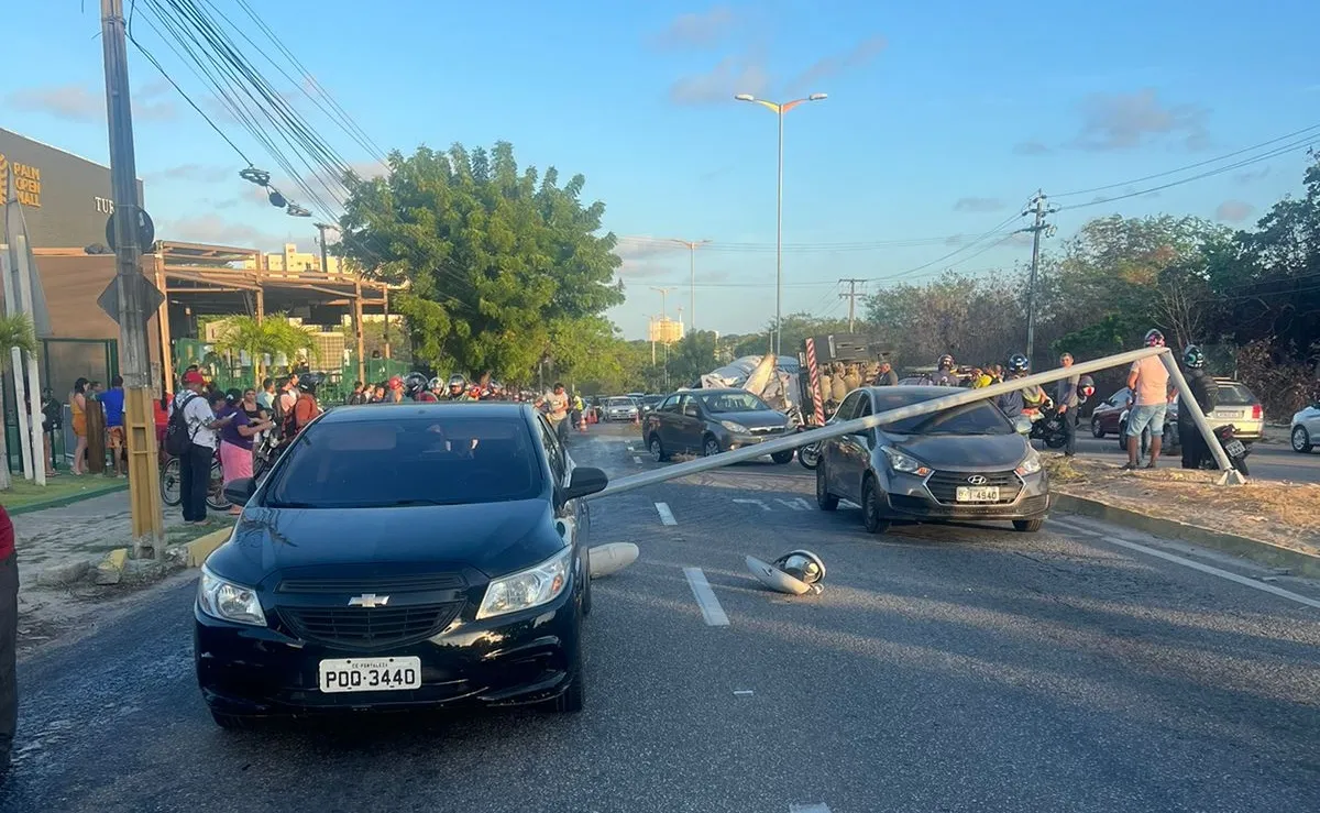 O caminhão bateu em um poste, que saiu em dois veículos