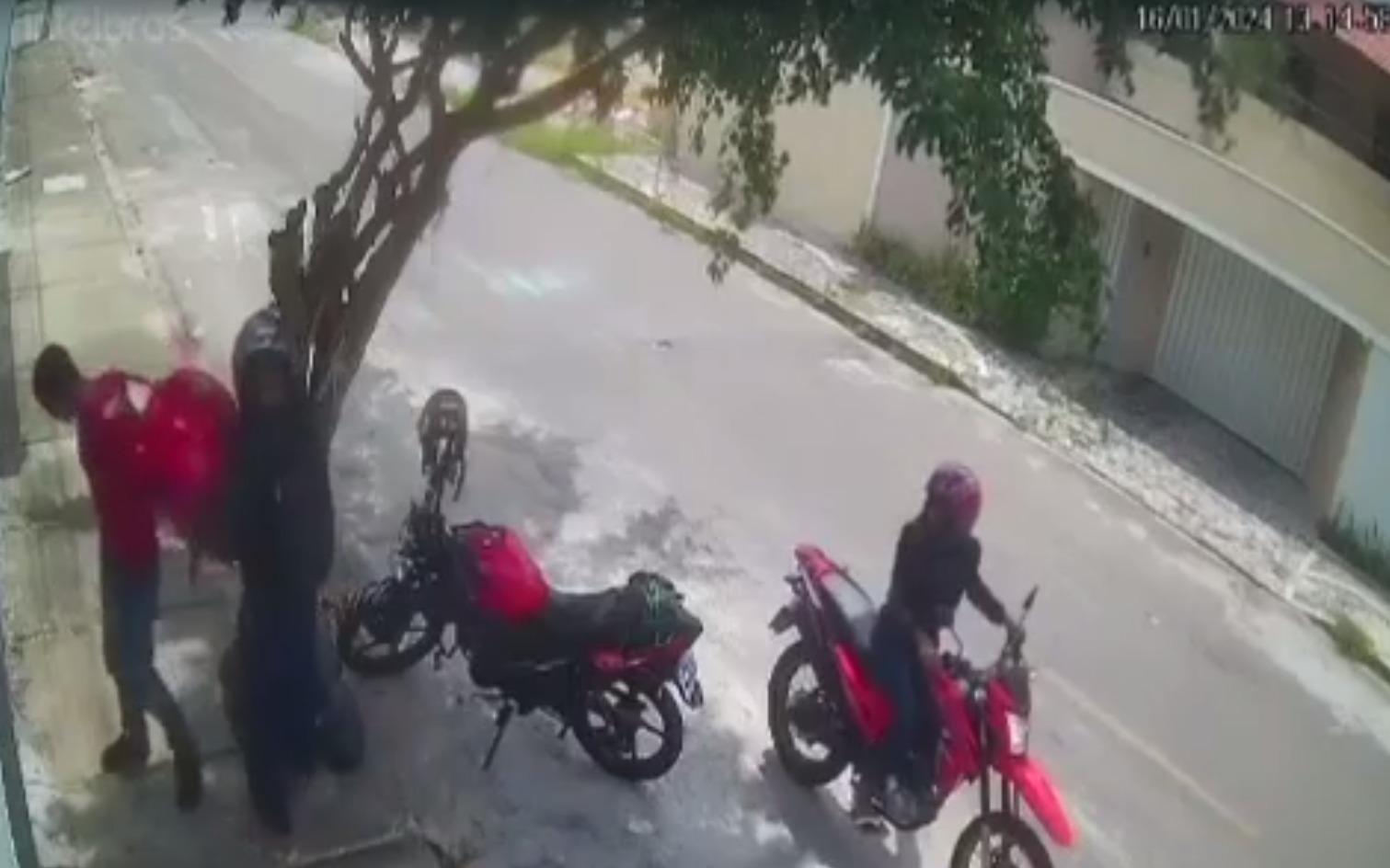 Print entregador sendo assaltado em Fortaleza
