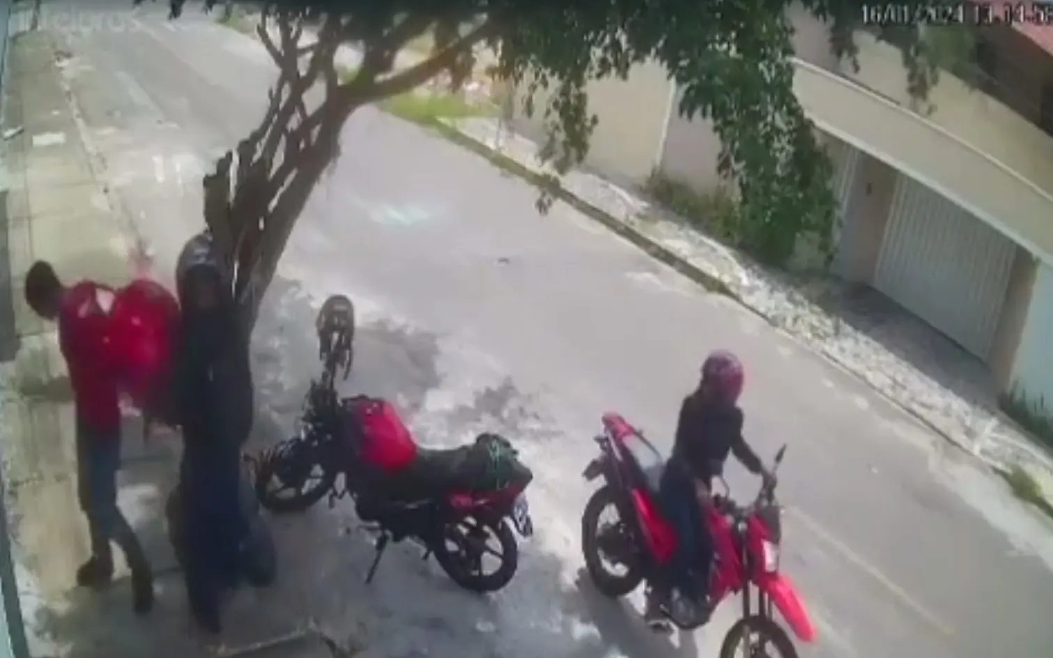 Imagem da notícia Entregador de aplicativo tem mochila, carteira e celular roubados durante delivery em Fortaleza