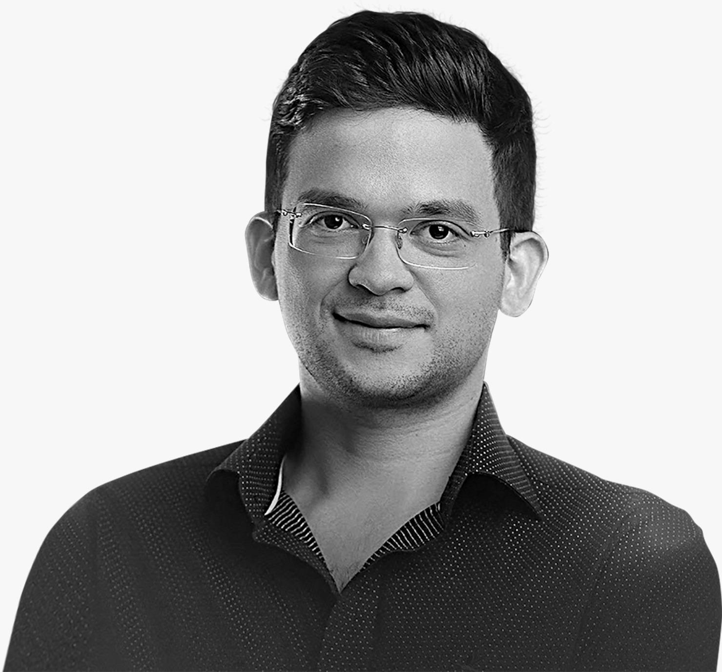 Imagem do colunista Alberto Pompeu em preto e branco, sorrindo e usando uma camisa gola polo.