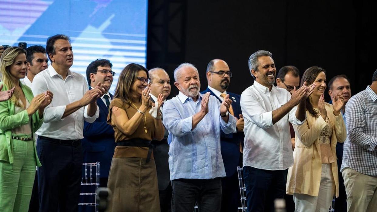 Lula e apoiadores no palco