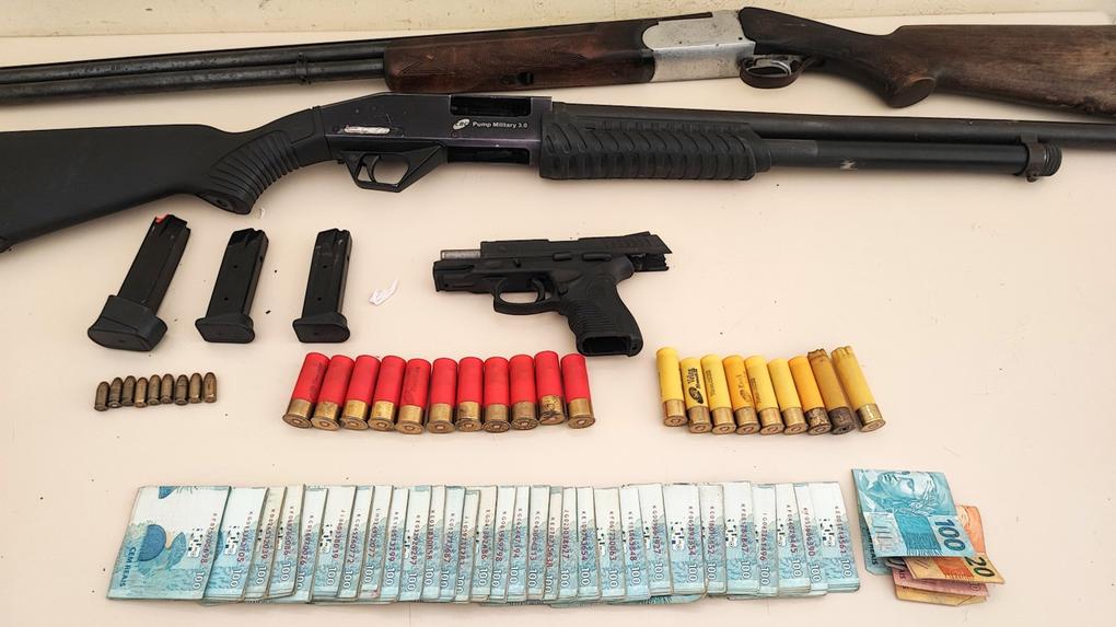 Com os suspeitos, foram apreendidos uma pistola calibre 380, duas espingardas calibres 12 e 20, carregadores, munições e R$ 30 mil em espécie