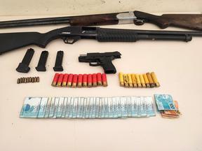 Com os suspeitos, foram apreendidos uma pistola calibre 380, duas espingardas calibres 12 e 20, carregadores, munições e R$ 30 mil em espécie