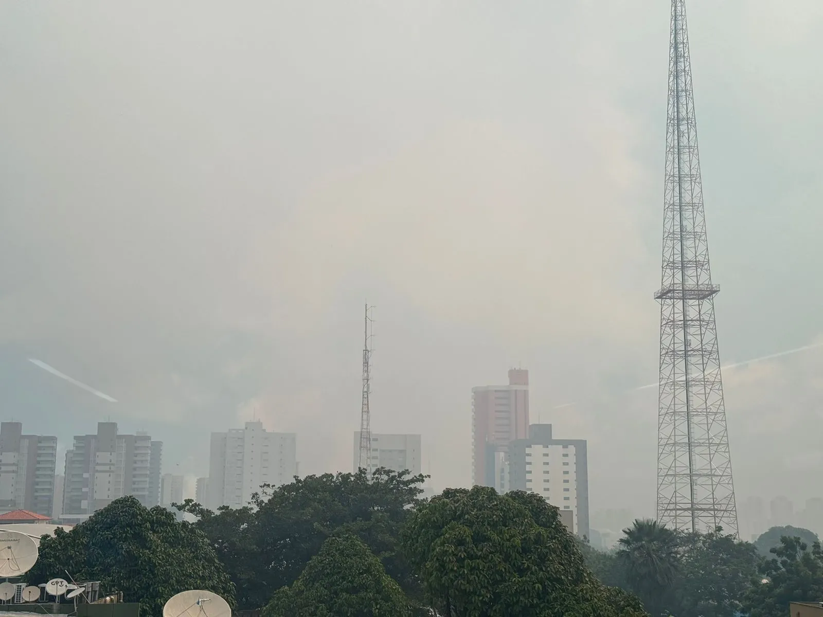 A fumaça do incêndio no Parque do Cocó tomou conta do céu no Dionísio Torres