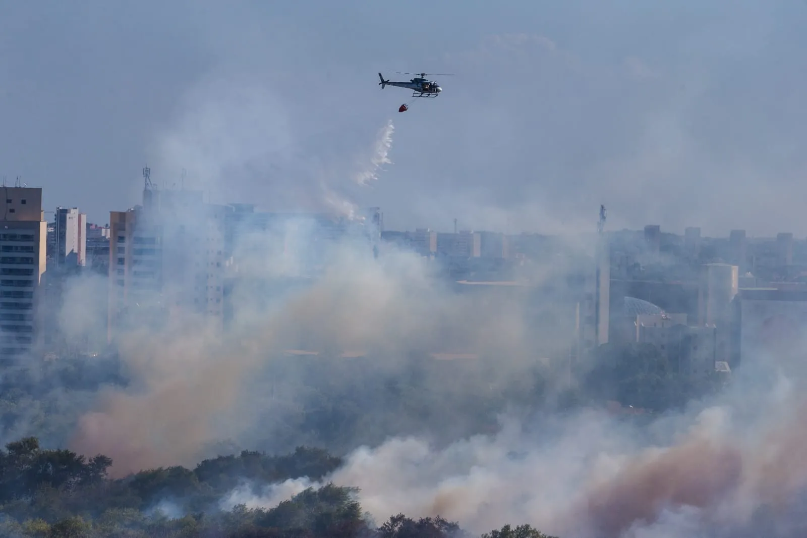 Helicóptero foi utilizado na ação do Corpo de Bombeiros no combate ao incêndio