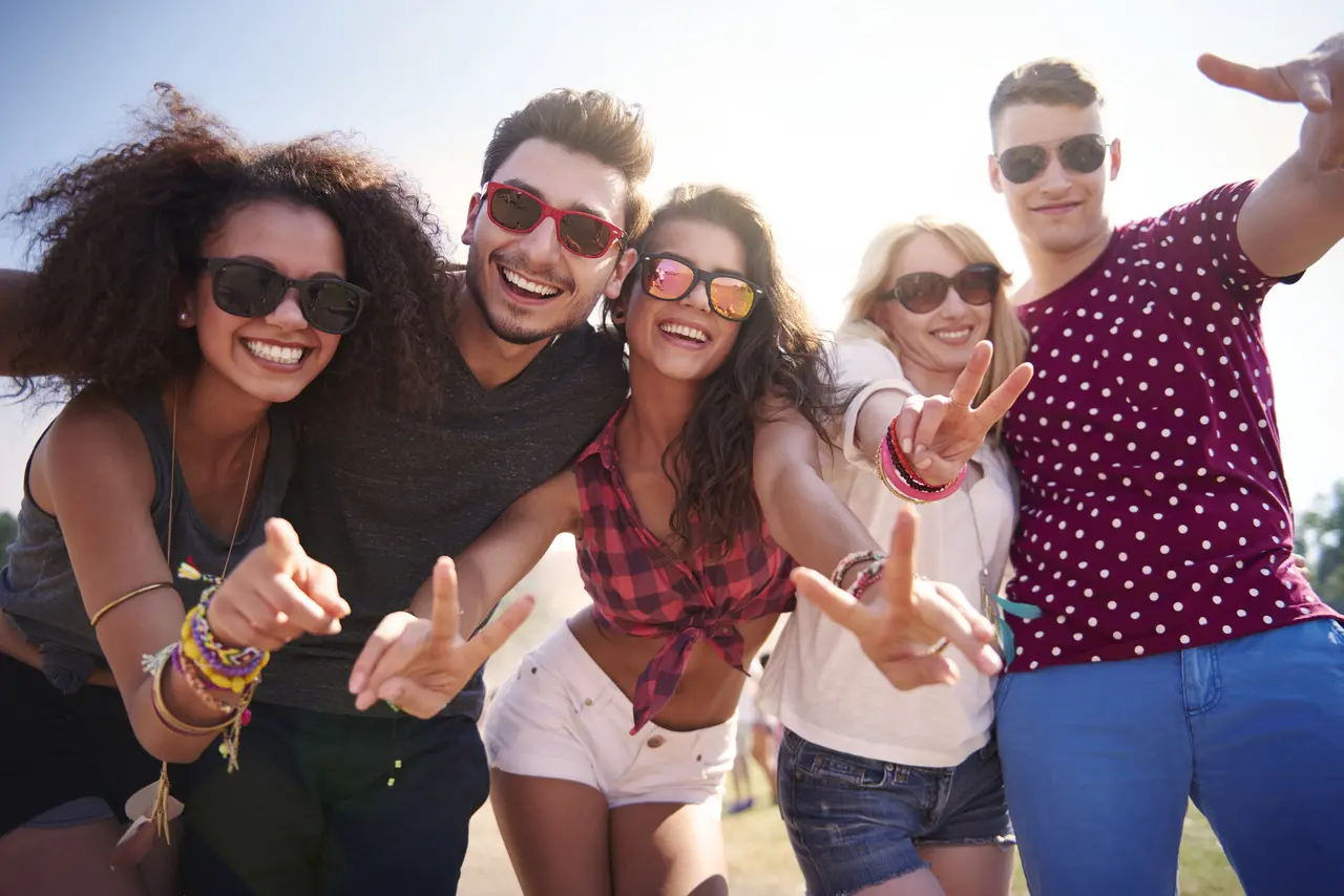 Óculos escuros são acessórios essenciais para garantir a saúde ocular