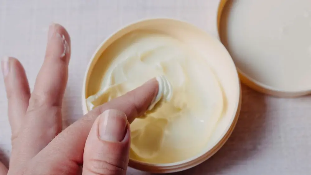Pomadas modeladoras podem ser usadas, mas com cuidado, especialmente no calor