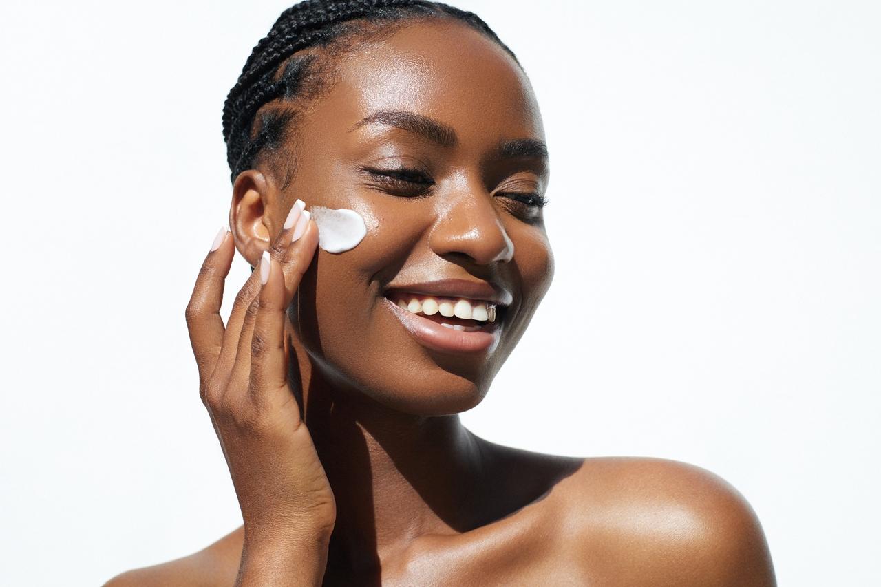 Limpar bem e hidratar a pele são passos essenciais na rotina de cuidados