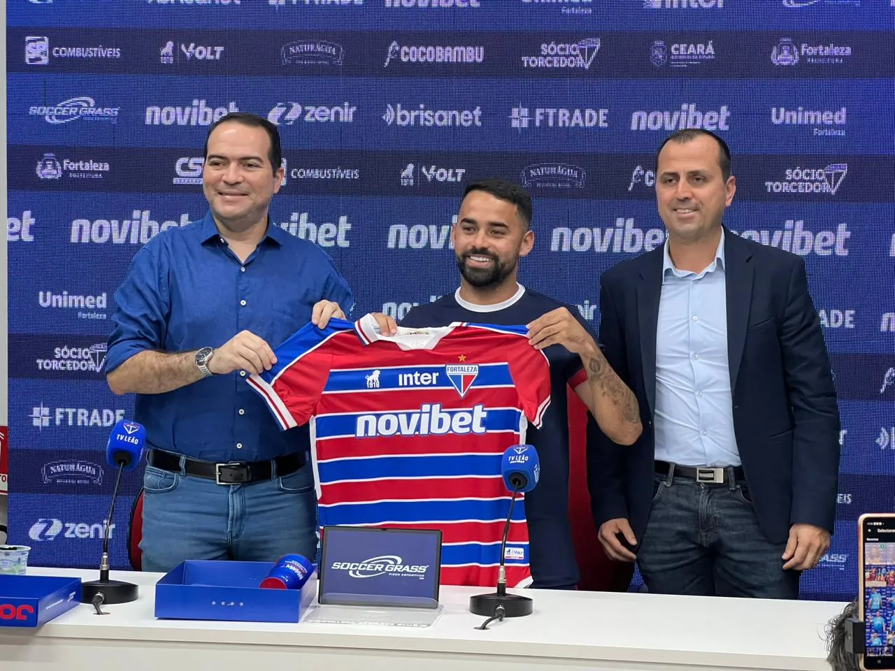 Luquinhas em apresentação oficial no Fortaleza.