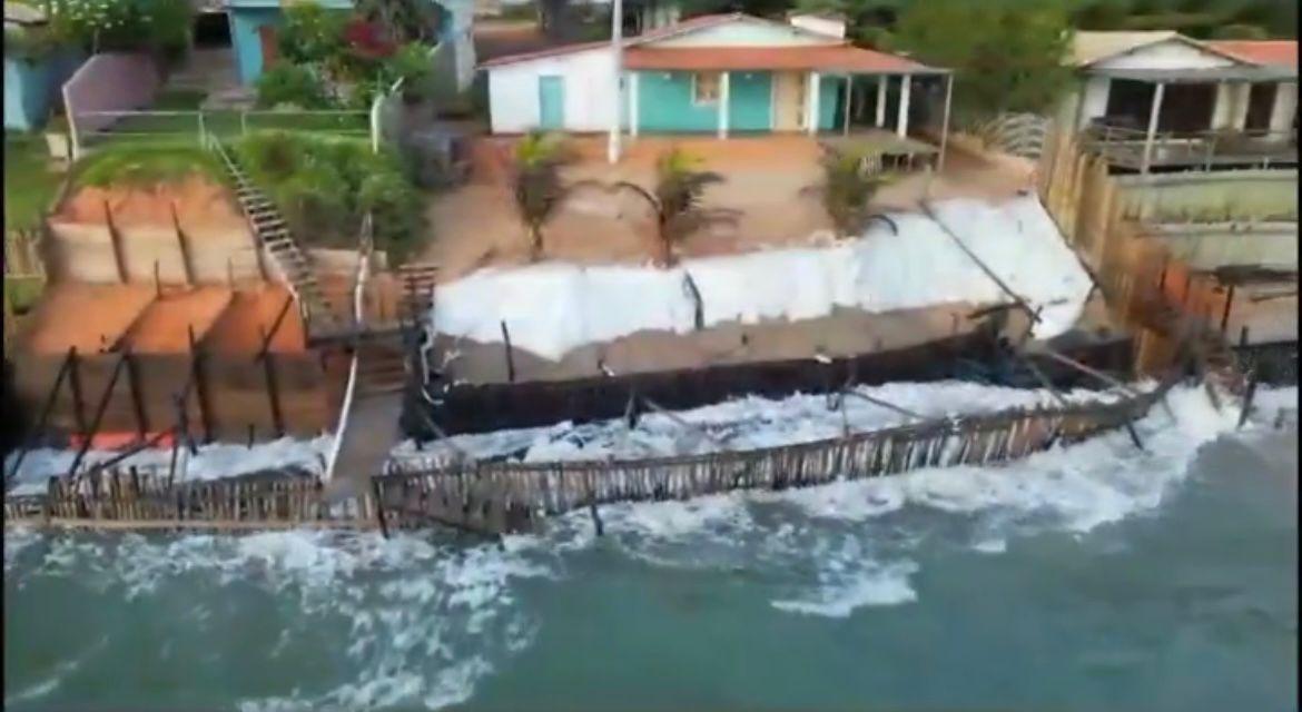 avanço do mar na praia de Peroba, Icapuí, Ceará