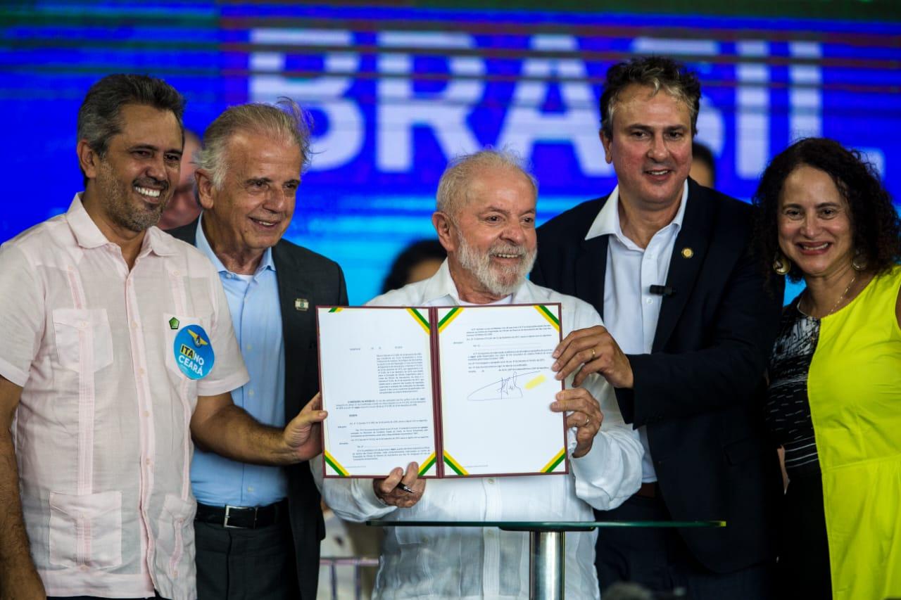 lula lança pedra fundamental do ITA Ceará
