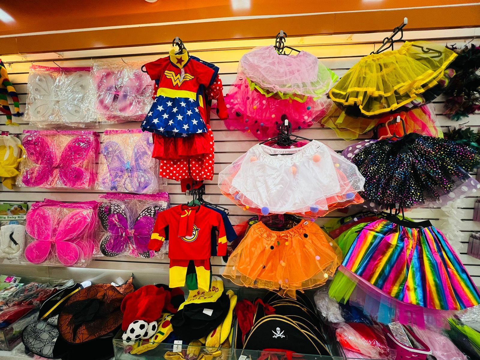 Além de fantasias, lojas especializadas em festas disponibilizam peças de roupa e acessórios coloridos