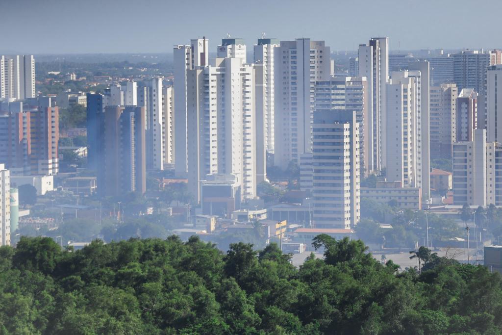 Prédios e residências são invadidos pela fumaça na região do Parque do Cocó