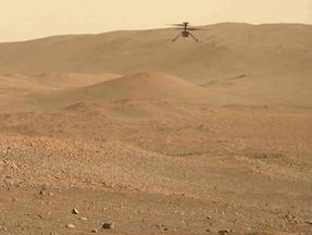 foto do helicóptero Ingenuity sobrevoando Marte