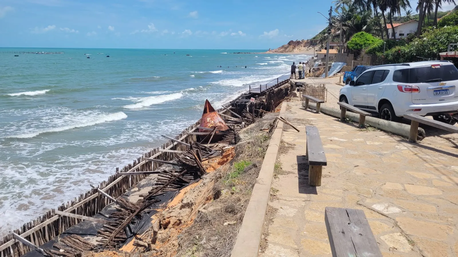 De acordo com a Defesa Civil, cerca de 20 imóveis estão ameaçados pelo avanço do mar.