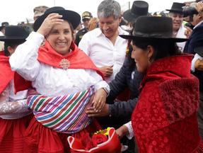 foto da presidente do Peru, Dina Boluarte, em evento