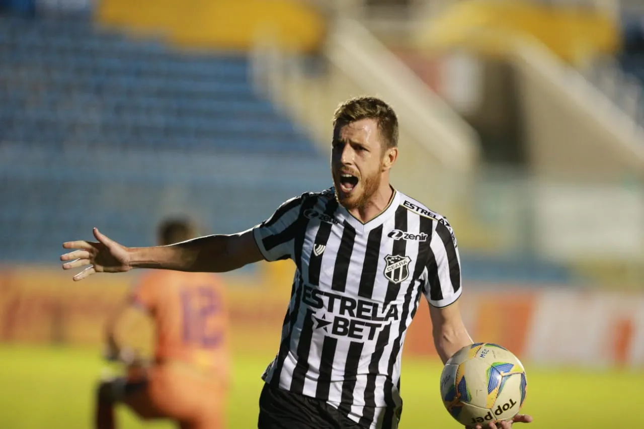 Aylon empatou o jogo para o Vovô em bela finalização, aproveitando passe de Erick Pulga